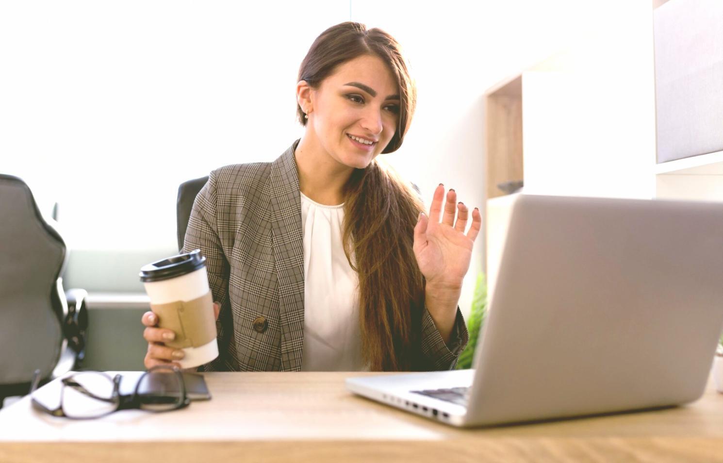 Arbeitsplatz mit Dokumenten und Analysen